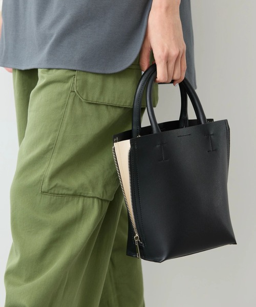 AMERICAN HOLIC(アメリカンホリック)の「サイドZIP2WAY合皮ミニBAG(エコバッグ/サブバッグ・レディース・キャメル/ブラック・FREE)」の2枚目の写真