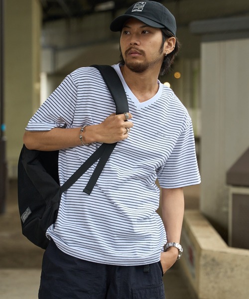 Eddie Bauer(エディーバウアー)の「ランダムボーダー 半袖VネックTシャツ(Tシャツ/カットソー・メンズ・ブラック/ホワイト/ダークベージュ/グレイッシュブルー・S/M/L/XL/XXL)」の1枚目の写真