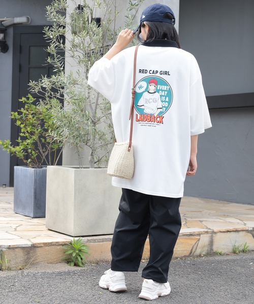 Red Cap Girl（レッドキャプガール）の「【Red Cap Girl／レッドキャップガール】ワンポイント刺繍＆バックBIGガールイラストデザイン ポンチ半袖ハーフジップ/ビッグシルエット/接触冷感（ポロシャツ・メンズ・ホワイト/ブラック/サックスブルー・M/L）」の4枚目の写真
