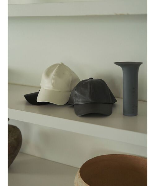 SHILKY CAP （ベージュ）エレンディーク　ELENDEEK ELENDEEK（エレンディーク）の「フェイクレザーキャップ