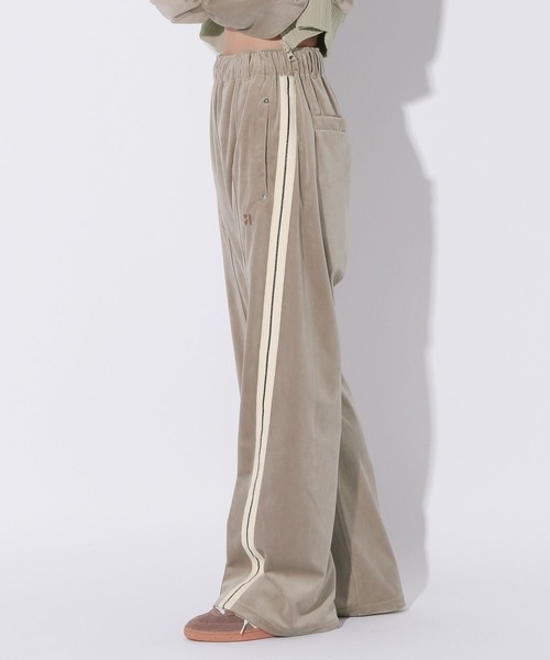 Anui（アニュイ）の「【UNISEX/2サイズ展開】マットベロアトラックパンツ（スウェットパンツ・レディース・ブラック/モカ・SMALL/MEDIUM）」の2枚目の写真