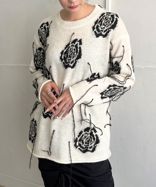 Jewelobe(ジュエローブ)の「ローズジャガードポイントフリンジルーズニット(ニット/セーター・レディース・ブラック/オフホワイト・FREE)」の3枚目の写真