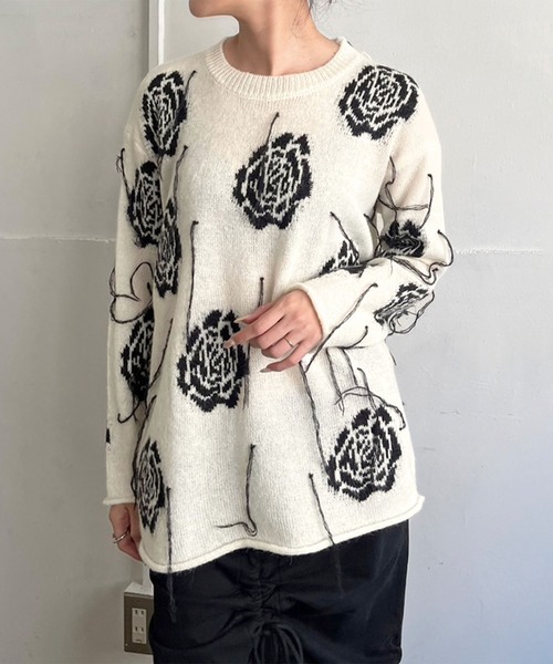 Jewelobe(ジュエローブ)の「ローズジャガードポイントフリンジルーズニット(ニット/セーター・レディース・ブラック/オフホワイト・FREE)」の4枚目の写真