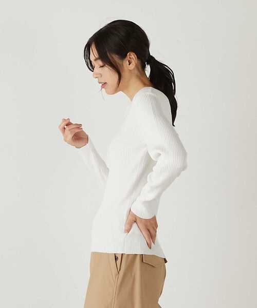 MELROSE claire(メルローズ クレール)の「【微光沢のレーヨンポリエステルワイドリブの2WAYヘンリーネック&ラウンドネックプルオーバー】(ニット/セーター・レディース・ブラウン/グレイッシュベージュ/ブラック/オフホワイト・FREE)」の20枚目の写真