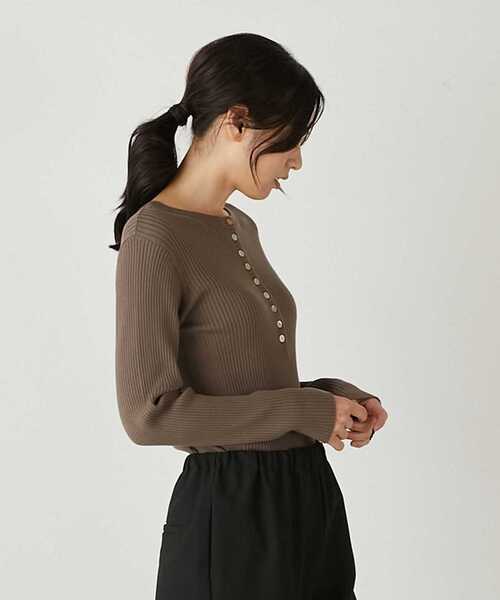 MELROSE claire(メルローズ クレール)の「【微光沢のレーヨンポリエステルワイドリブの2WAYヘンリーネック&ラウンドネックプルオーバー】(ニット/セーター・レディース・ブラウン/グレイッシュベージュ/ブラック/オフホワイト・FREE)」の5枚目の写真