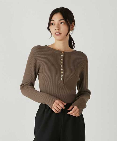MELROSE claire(メルローズ クレール)の「【微光沢のレーヨンポリエステルワイドリブの2WAYヘンリーネック&ラウンドネックプルオーバー】(ニット/セーター・レディース・ブラウン/グレイッシュベージュ/ブラック/オフホワイト・FREE)」の6枚目の写真