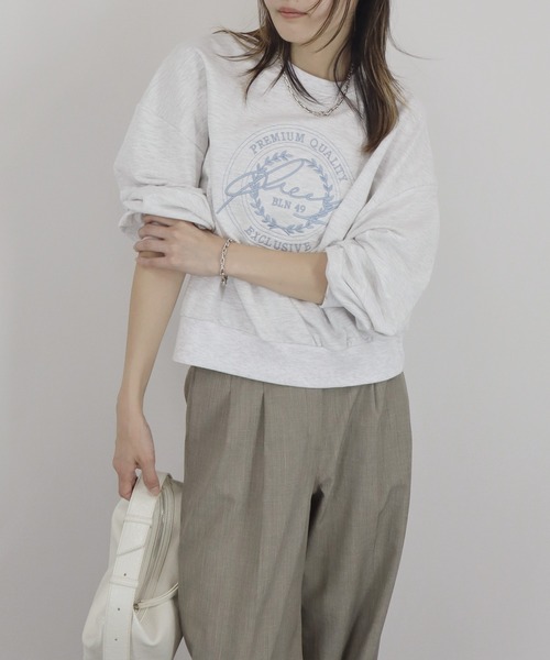 Reurie'(レウリィ)の「【ZOZO限定】ラウンド刺繍ロゴスウェット 英字プリント カレッジスウェット シンプル カジュアル ベーシック ホワイト 白 ライトグレー(スウェット・レディース・ライトグレー・FREE)」の2枚目の写真