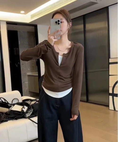 Coo+i(クーイ)の「レイヤード風ジップ長袖カットソー(Tシャツ/カットソー・レディース・ブラウン/ブラック/チャコールグレー・FREE)」の11枚目の写真
