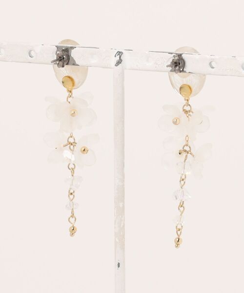 VIBGYOR（ヴィブジョー）の「【BEMEE】マットフラワーしゃらしゃらピアス(MA)（ピアス（両耳用）・レディース・ホワイト・FREE）」の2枚目の写真