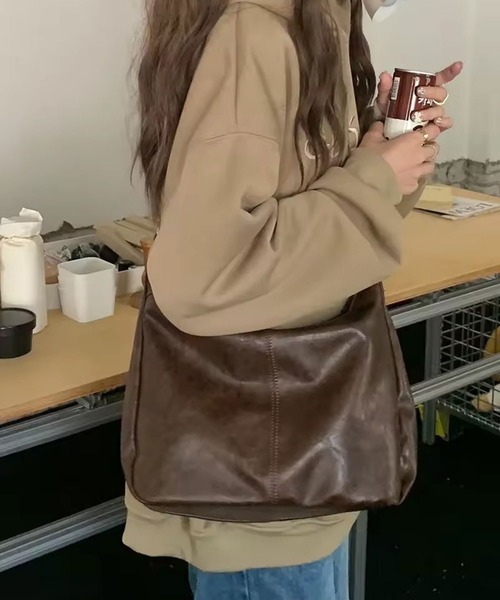 ammy.（エイミードット）の「【 ammy. / エイミードット 】 ソフト フェイクレザー ショルダーバッグ（ショルダーバッグ・レディース・ブラウン/ブラック・FREE）」の5枚目の写真