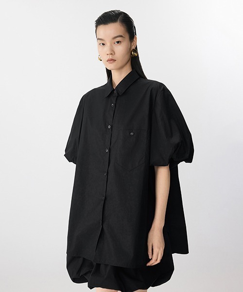 JNBY（ジェーエヌビーワイ）の「Airy Ballon-sleeve Shirt / エアリーバルーンスリーブシャツ（シャツ/ブラウス・レディース・ブラック/ホワイト・38/40/36）」の2枚目の写真