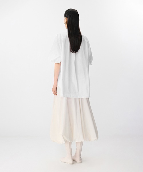 JNBY（ジェーエヌビーワイ）の「Airy Ballon-sleeve Shirt / エアリーバルーンスリーブシャツ（シャツ/ブラウス・レディース・ブラック/ホワイト・38/40/36）」の8枚目の写真