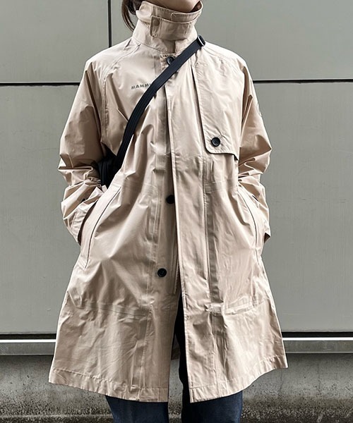 Mammut（マムート）の「トランスポーター ハードシェル コート アジアンフィット ウィメン / Transporter HS Coat AF Women（ステンカラーコート・レディース・ベージュ・MEDIUM/LARGE）」の4枚目の写真