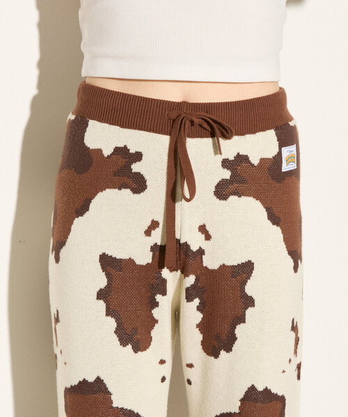 HELLO.SANFRANCISCO(ハローサンフランシスコ)の「【HELLO.SANFRANCISCO】COW柄ニットフレアパンツ(その他パンツ・レディース・アイボリー・ONE SIZE)」の3枚目の写真