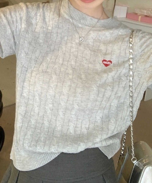 LAC-VERT（ラック・ヴェール）の「ケーブル編みハート刺繍半袖ニット（ニット/セーター・レディース・ピンク/グレー/オフホワイト/ブルー/ネイビー・FREE）」の7枚目の写真