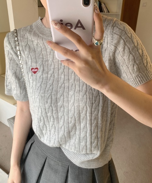 LAC-VERT（ラック・ヴェール）の「ケーブル編みハート刺繍半袖ニット（ニット/セーター・レディース・ピンク/グレー/オフホワイト/ブルー/ネイビー・FREE）」の8枚目の写真