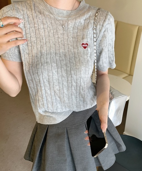 LAC-VERT（ラック・ヴェール）の「ケーブル編みハート刺繍半袖ニット（ニット/セーター・レディース・ピンク/グレー/オフホワイト/ブルー/ネイビー・FREE）」の10枚目の写真