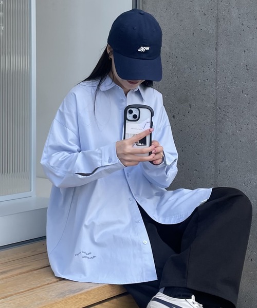 COLONY 2139（コロニートゥーワンスリーナイン）の「ワンポイント刺繍レギュラーカラーシャツ（シャツ/ブラウス・レディース・オフホワイト/サックスブルー・FREE）」の2枚目の写真