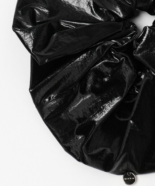 MARW UNITED ARROWS(マルゥ ユナイテッドアローズ)の「<MARW UNITED ARROWS>シャイニー シュシュ(その他ヘアアクセサリー・レディース・ブラック・FREE)」の3枚目の写真