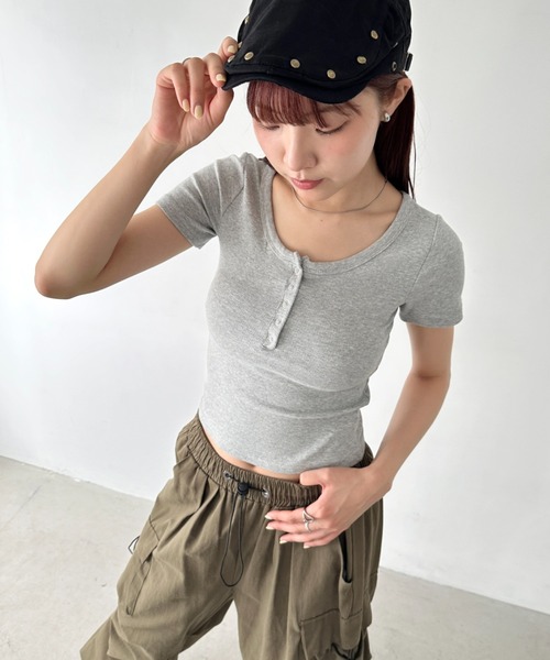 セール】スナップボタンヘンリーネックコンパクトトップス（Tシャツ