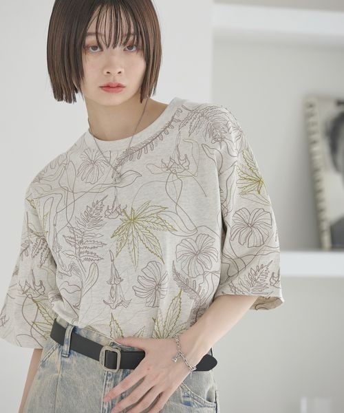 Anui(アニュイ)の「【UNISEX】フラワーシシュウTシャツ(Tシャツ/カットソー・レディース・ブラック/オートミール・MEDIUM)」の2枚目の写真