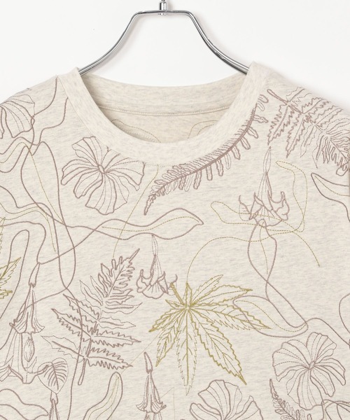 Anui(アニュイ)の「【UNISEX】フラワーシシュウTシャツ(Tシャツ/カットソー・レディース・ブラック/オートミール・MEDIUM)」の4枚目の写真