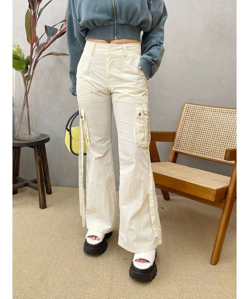 EVRIS（エヴリス）の「カーゴポケットフレアカラーパンツ（カーゴパンツ・レディース・ホワイト/ブルー/ブラック・MEDIUM/SMALL）」の2枚目の写真