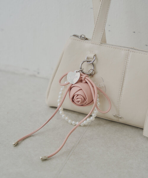 Chico（チコ）の「ローズモチーフ付きスマホストラップ（ベルト・レディース・ホワイト/ピンク/イエロー/ブラック・FREE）」の4枚目の写真
