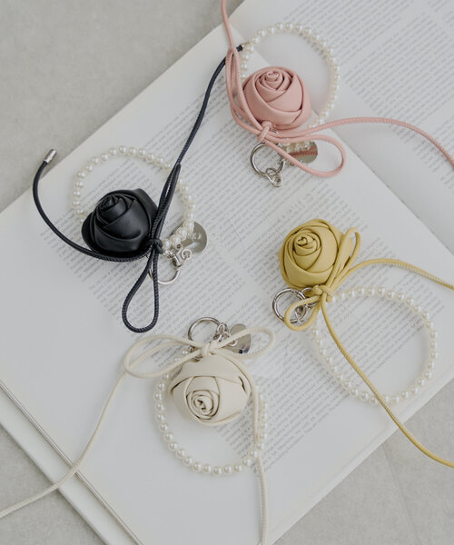 Chico（チコ）の「ローズモチーフ付きスマホストラップ（ベルト・レディース・ホワイト/ピンク/イエロー/ブラック・FREE）」の5枚目の写真
