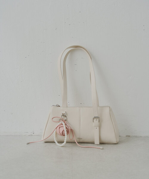 Chico（チコ）の「ローズモチーフ付きスマホストラップ（ベルト・レディース・ホワイト/ピンク/イエロー/ブラック・FREE）」の7枚目の写真