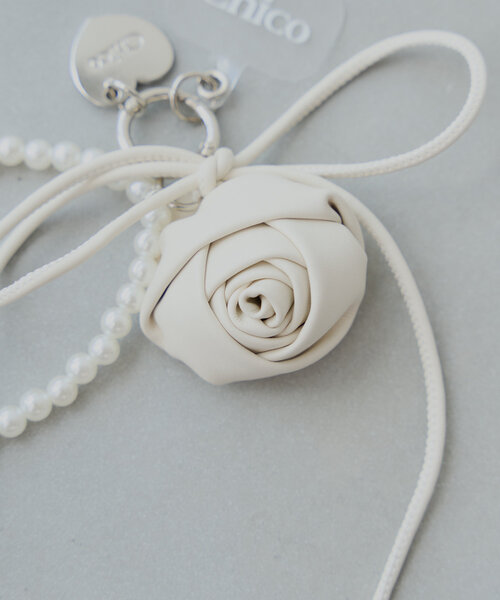 Chico（チコ）の「ローズモチーフ付きスマホストラップ（ベルト・レディース・ホワイト/ピンク/イエロー/ブラック・FREE）」の10枚目の写真
