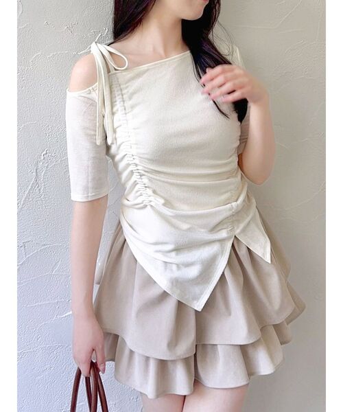 dazzlin（ダズリン）の「ワンショルギャザーカットトップス（Tシャツ/カットソー・レディース・オフホワイト/チャコールグレー/ブルー・FREE）」の2枚目の写真