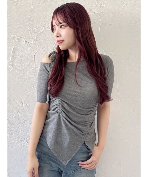dazzlin（ダズリン）の「ワンショルギャザーカットトップス（Tシャツ/カットソー・レディース・オフホワイト/チャコールグレー/ブルー・FREE）」の4枚目の写真