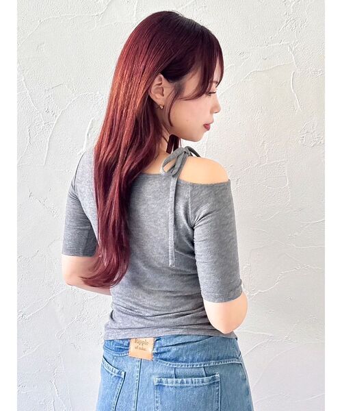 dazzlin（ダズリン）の「ワンショルギャザーカットトップス（Tシャツ/カットソー・レディース・オフホワイト/チャコールグレー/ブルー・FREE）」の18枚目の写真