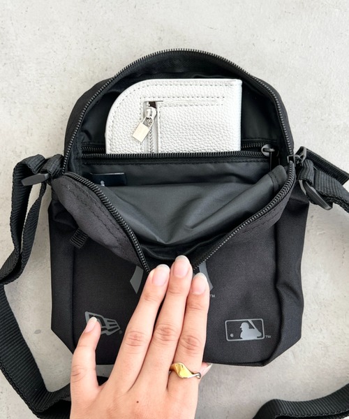 NEW ERA(ニューエラ)の「NEW ERA (ニューエラ)/MLB SIDE BAG/ワンポイント ロゴプリント スクエア ショルダーバッグ クロスバッグ ミニバッグ(ショルダーバッグ・レディース・ブラック・FREE)」の17枚目の写真