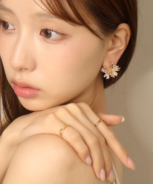 CEMONEMO(セモネモ)の「【金属アレルギー対応】コンビカラー フラワー バックキャッチ ピアス / ニッケルフリー(ピアス(両耳用)・レディース・ゴールド/シルバー・FREE)」の4枚目の写真