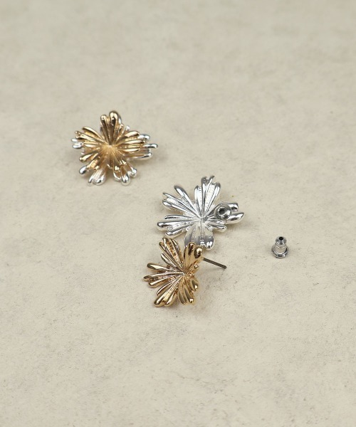 CEMONEMO(セモネモ)の「【金属アレルギー対応】コンビカラー フラワー バックキャッチ ピアス / ニッケルフリー(ピアス(両耳用)・レディース・ゴールド/シルバー・FREE)」の8枚目の写真