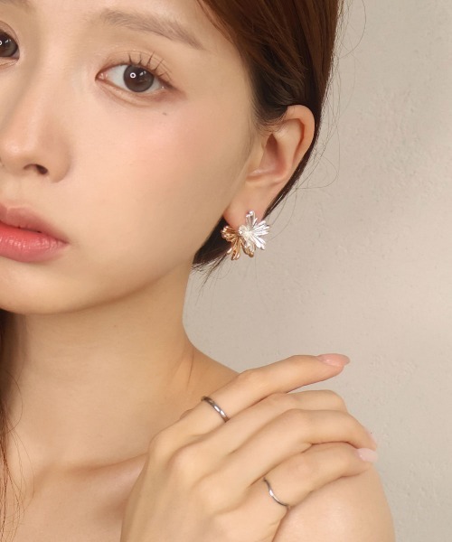 CEMONEMO(セモネモ)の「【金属アレルギー対応】コンビカラー フラワー バックキャッチ ピアス / ニッケルフリー(ピアス(両耳用)・レディース・ゴールド/シルバー・FREE)」の11枚目の写真