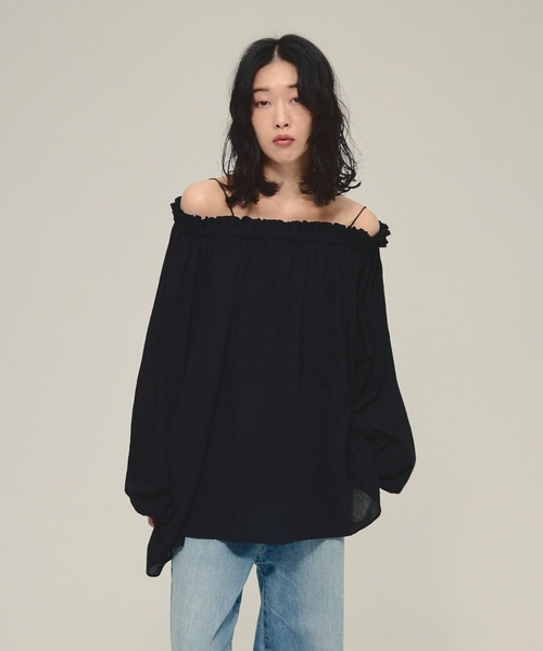eL（エル）の「【eL】Off Shoulder Volume Blouse/593298（シャツ/ブラウス・レディース・ブラック/オフホワイト・FREE）」の2枚目の写真