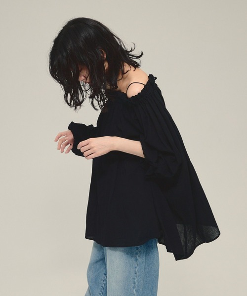 eL（エル）の「【eL】Off Shoulder Volume Blouse/593298（シャツ/ブラウス・レディース・ブラック/オフホワイト・FREE）」の7枚目の写真