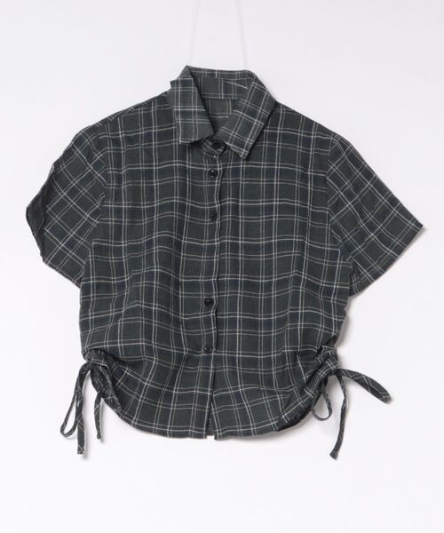 AsheKsha(アシクシャ)の「脇にギャザーが入ったウエスト絞りショート丈シフォンチェックシャツ(Tシャツ/カットソー・レディース・ブラック/ダークグレー・S/M)」の2枚目の写真