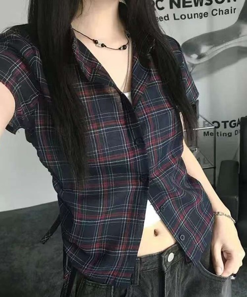 AsheKsha(アシクシャ)の「脇にギャザーが入ったウエスト絞りショート丈シフォンチェックシャツ(Tシャツ/カットソー・レディース・ブラック/ダークグレー・S/M)」の3枚目の写真