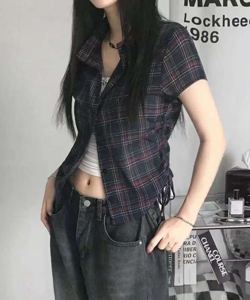 AsheKsha(アシクシャ)の「脇にギャザーが入ったウエスト絞りショート丈シフォンチェックシャツ(Tシャツ/カットソー・レディース・ブラック/ダークグレー・S/M)」の4枚目の写真
