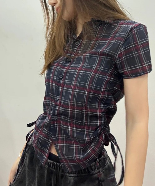AsheKsha(アシクシャ)の「脇にギャザーが入ったウエスト絞りショート丈シフォンチェックシャツ(Tシャツ/カットソー・レディース・ブラック/ダークグレー・S/M)」の8枚目の写真