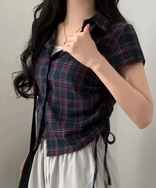 AsheKsha(アシクシャ)の「脇にギャザーが入ったウエスト絞りショート丈シフォンチェックシャツ(Tシャツ/カットソー・レディース・ブラック/ダークグレー・S/M)」の9枚目の写真