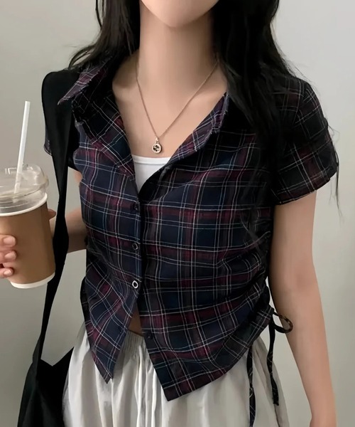AsheKsha(アシクシャ)の「脇にギャザーが入ったウエスト絞りショート丈シフォンチェックシャツ(Tシャツ/カットソー・レディース・ブラック/ダークグレー・S/M)」の11枚目の写真