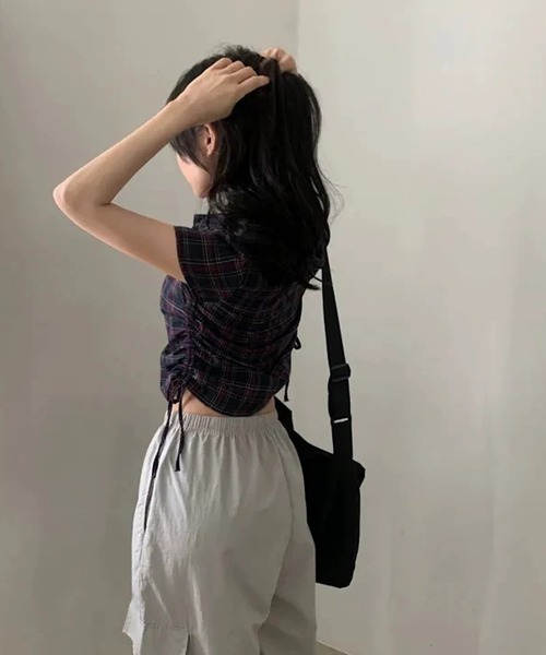 AsheKsha(アシクシャ)の「脇にギャザーが入ったウエスト絞りショート丈シフォンチェックシャツ(Tシャツ/カットソー・レディース・ブラック/ダークグレー・S/M)」の14枚目の写真