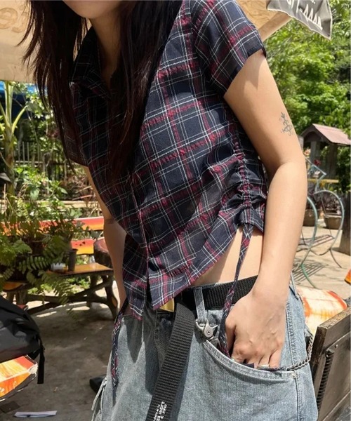 AsheKsha(アシクシャ)の「脇にギャザーが入ったウエスト絞りショート丈シフォンチェックシャツ(Tシャツ/カットソー・レディース・ブラック/ダークグレー・S/M)」の15枚目の写真