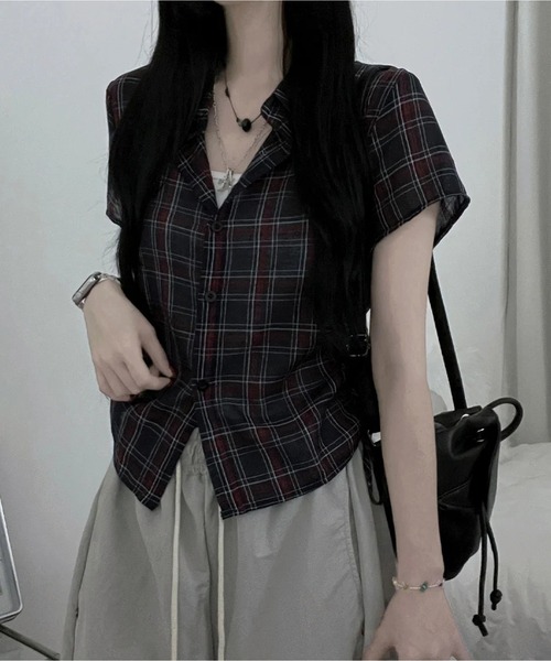 AsheKsha(アシクシャ)の「脇にギャザーが入ったウエスト絞りショート丈シフォンチェックシャツ(Tシャツ/カットソー・レディース・ブラック/ダークグレー・S/M)」の17枚目の写真