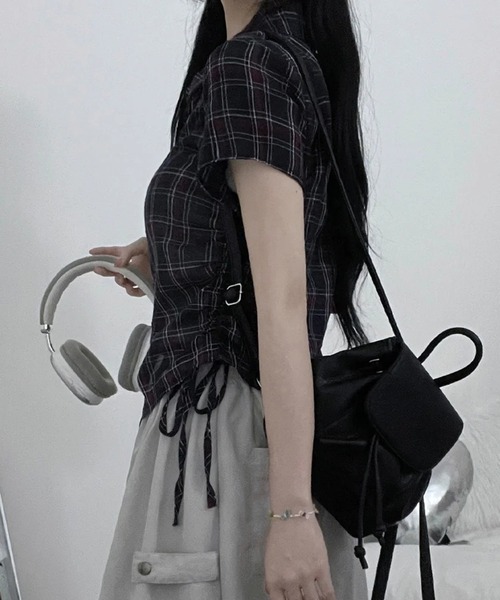 AsheKsha(アシクシャ)の「脇にギャザーが入ったウエスト絞りショート丈シフォンチェックシャツ(Tシャツ/カットソー・レディース・ブラック/ダークグレー・S/M)」の18枚目の写真